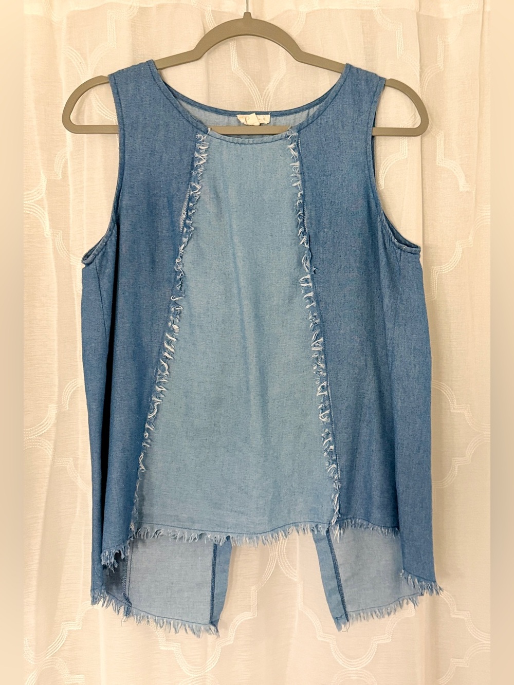 Hem & Thread Chambray Split Back Sleeveless Top Medium